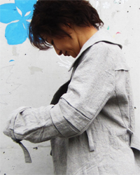 004　PLEATED SLEEVES TRENCH COAT