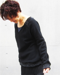 023　V-NECK SHOULDER PLEATED SWEATER