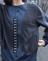 052　CARDIGAN WITH HOOKS TAPES ON THE FRONTS 